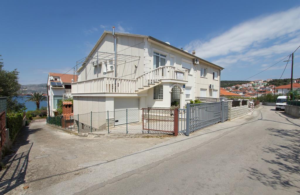 Apartments Mare Трогир Экстерьер фото